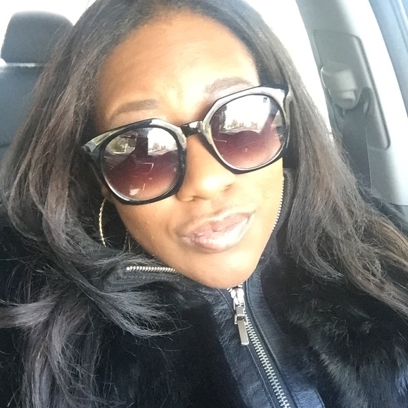 Meet your Posher, Candi ❤️ - Picture 3 of 5